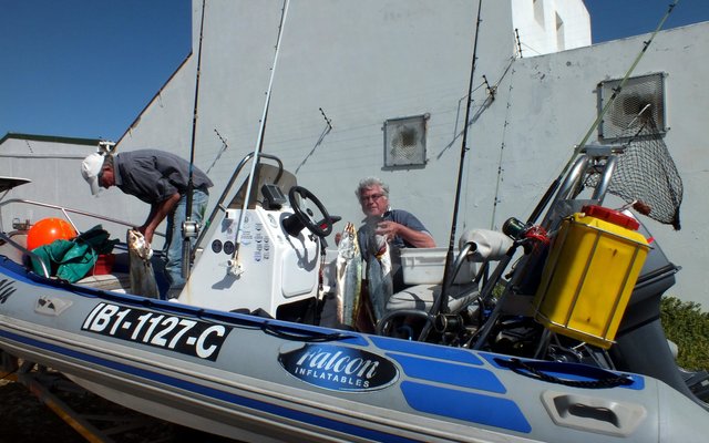  Links: Johan Burmeister (swaarste bootgemiddeld) met 2 van sy geelbekke op sy boot Nu-Nu.